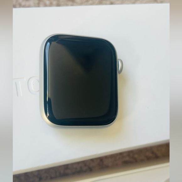 *NEW CONDITION* Apple Watch 5 Series with cellular service capabilities and GPS - Picture 5 of 9